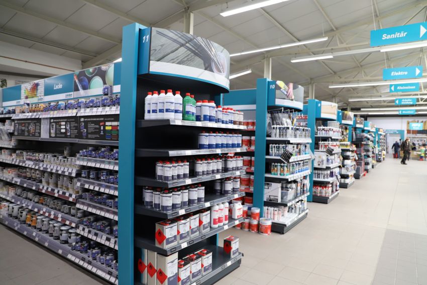 Die gut sortierten Regale im Baumarkt zeigen eine Vielzahl von Baustoffen und Werkzeugen für den Innenausbau.