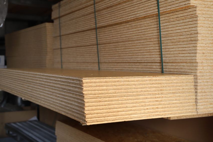 Stapeln von Holzplatten im Baumarkt, ideal für Innenausbau und vielseitige Bauprojekte.